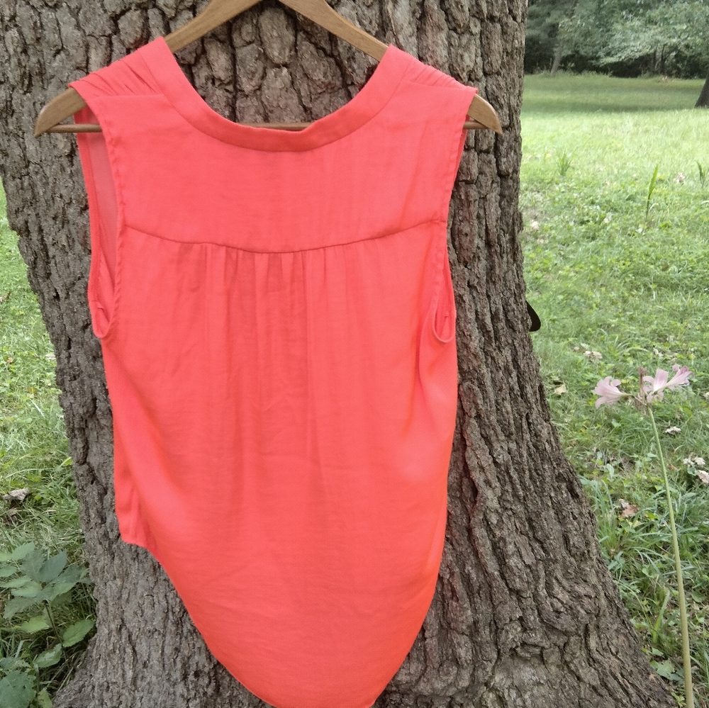 ⬇️Price Drop!⬇️ Vince Camuto Sleeveless Blouse in size S - Picture 2 of 2